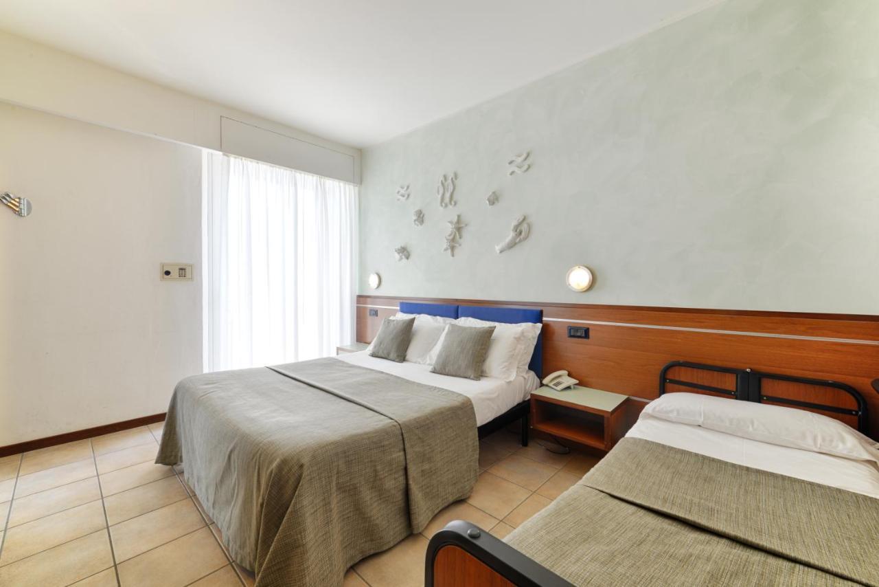 Hotel Rex - Fronte mare Riccione Esterno foto
