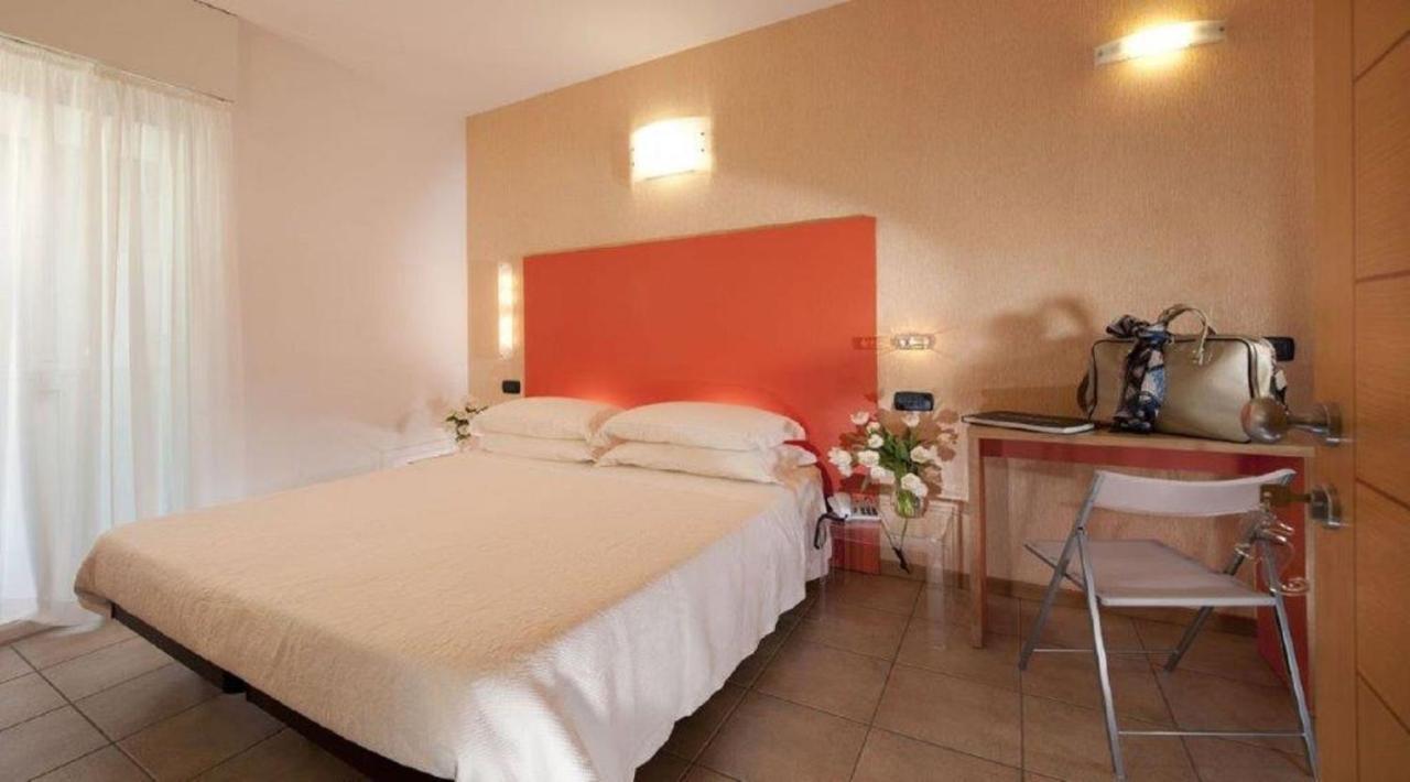 Hotel Rex - Fronte mare Riccione Esterno foto