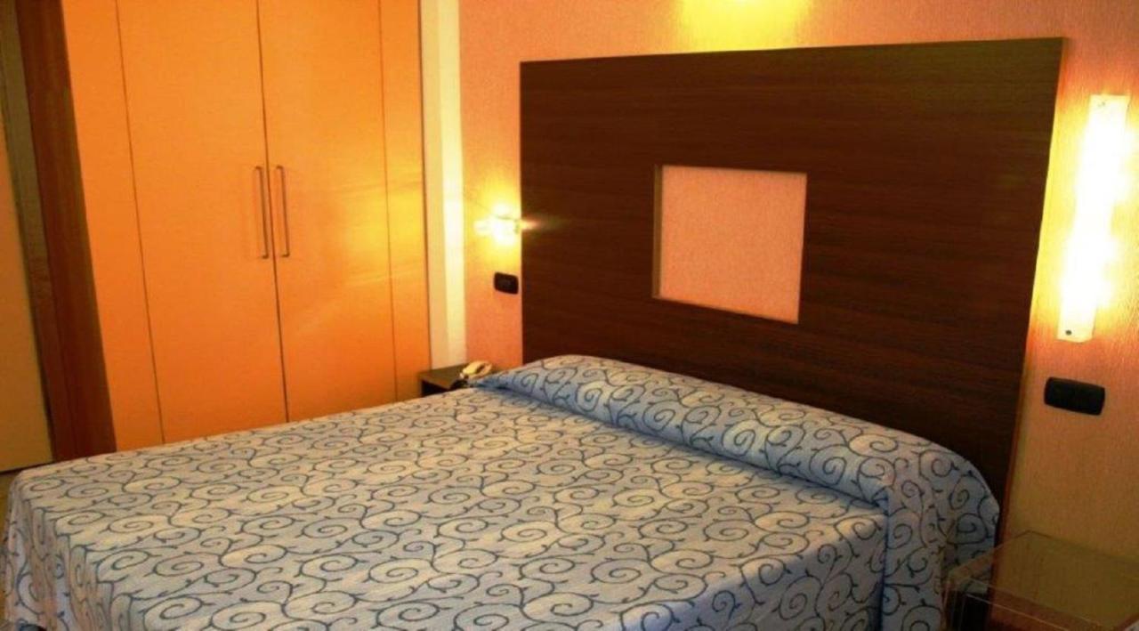 Hotel Rex - Fronte mare Riccione Esterno foto