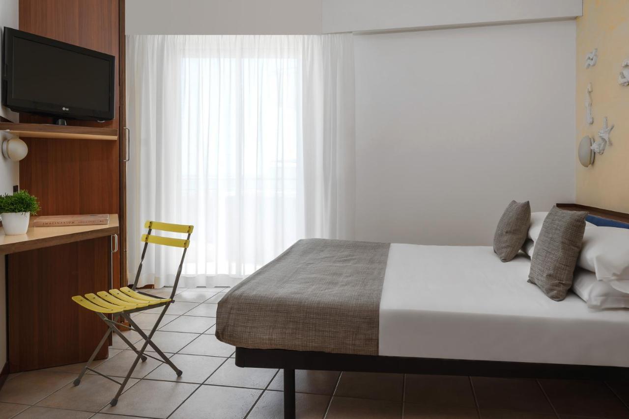 Hotel Rex - Fronte mare Riccione Esterno foto
