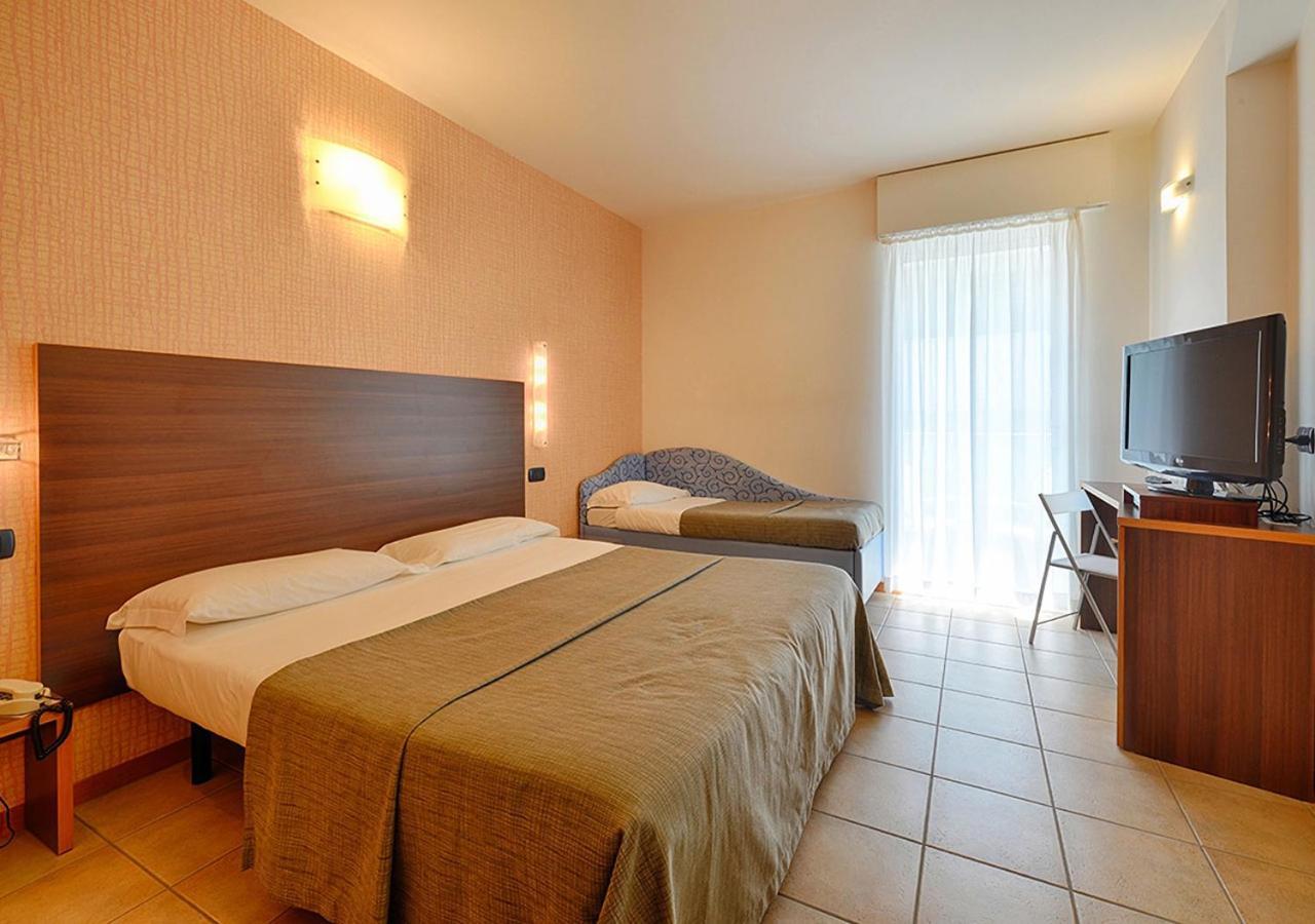 Hotel Rex - Fronte mare Riccione Esterno foto